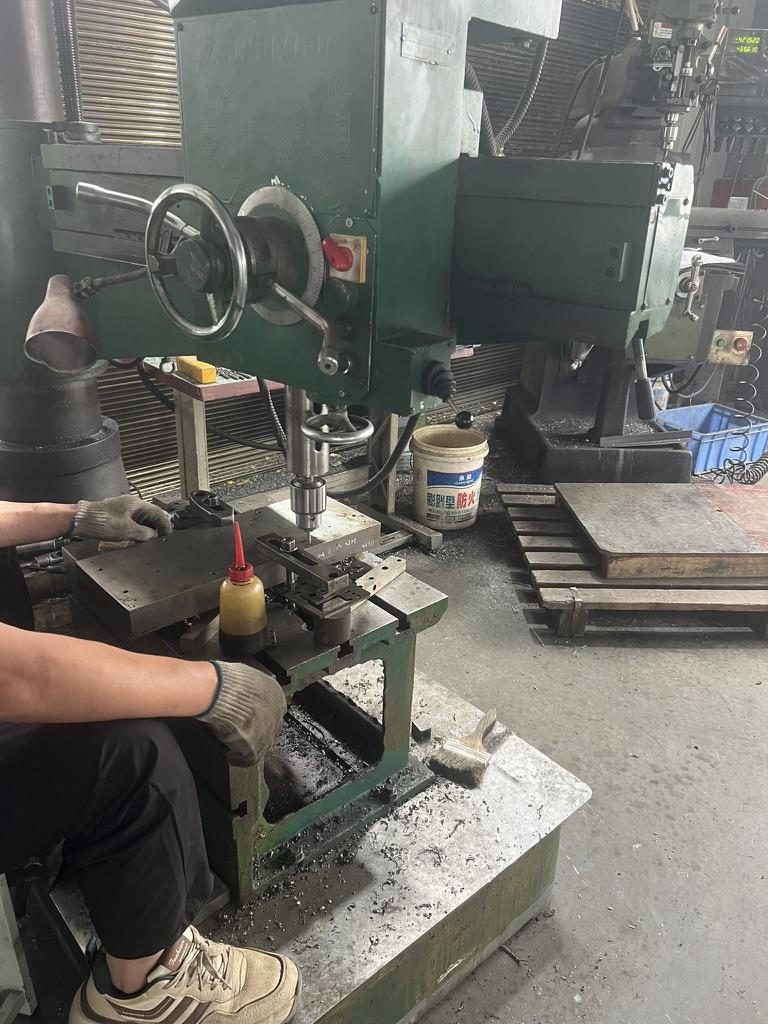 Tooling workshop: machining a component of a custom rail die