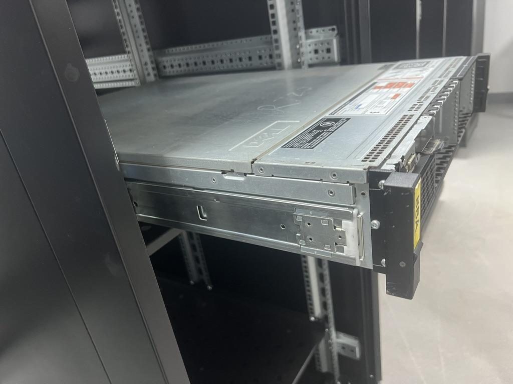 Tool-less sliding rail fitted on a Dell PowerEdge R720 chassis, showing the outer member and inner member engaged