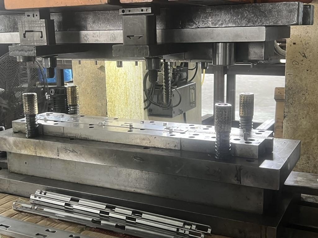 Square, Round or Threaded? Rack Hole Types and What They Mean for Your Server Rail Kit