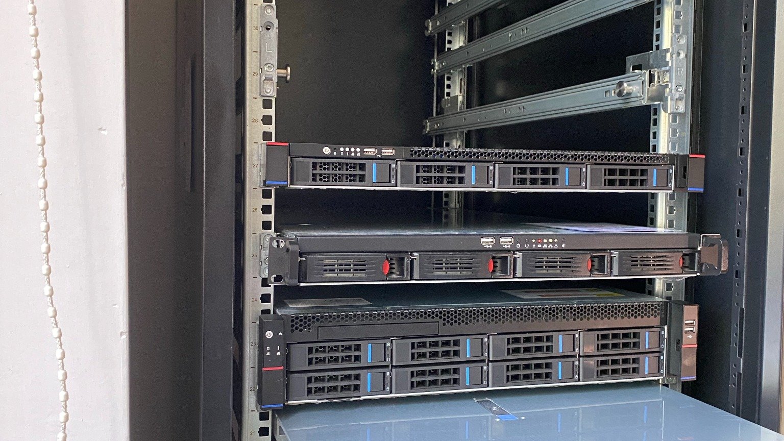 Types of Server Rack Rails: Fixed, Sliding, Ball-Bearing, Friction & Tool-less