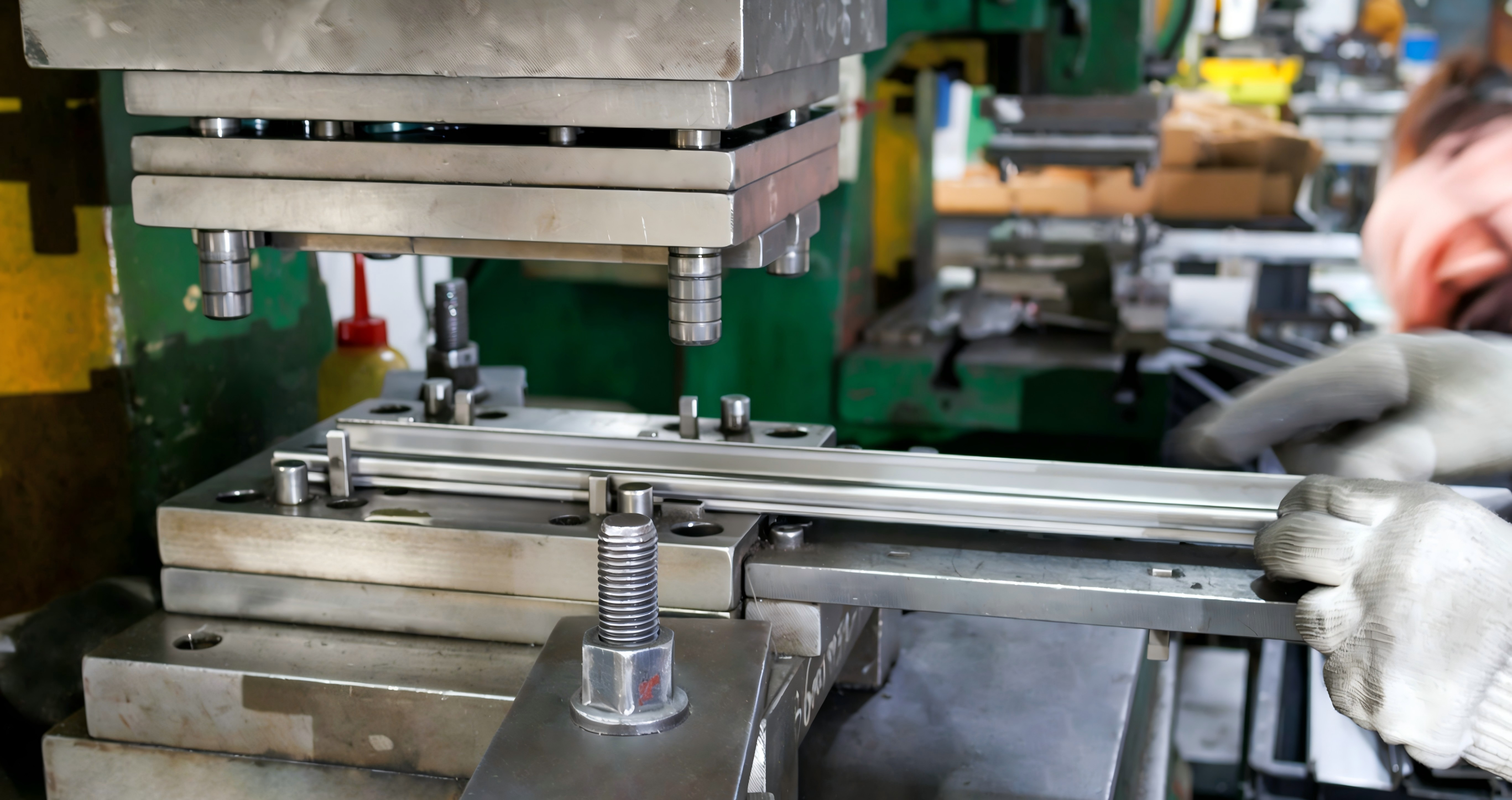 Tool-less vs Screw-Mount Server Rails Explained